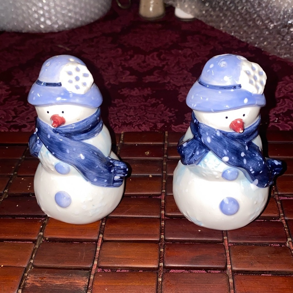 BX49 Vintage Ceramic Snowman Couple Christmas Holiday Salt Pepper Shakers. 4.5”